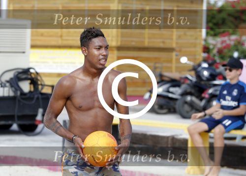 Curacao, 27 December 2015
Jean Paul Boetius (FC Basel) samen met Kenny Tete (Ajax), Terence Kongolo (Feyenoord), Rodney Kongolo (Manchester City) en Jody Lukoki (SC Cambuur) op het strand aan het voetballen
