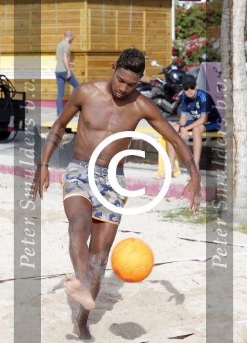 Curacao, 27 December 2015
Jean Paul Boetius (FC Basel) samen met Kenny Tete (Ajax), Terence Kongolo (Feyenoord), Rodney Kongolo (Manchester City) en Jody Lukoki (SC Cambuur) op het strand aan het voetballen