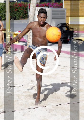 Curacao, 27 December 2015
Jean Paul Boetius (FC Basel) samen met Kenny Tete (Ajax), Terence Kongolo (Feyenoord), Rodney Kongolo (Manchester City) en Jody Lukoki (SC Cambuur) op het strand aan het voetballen