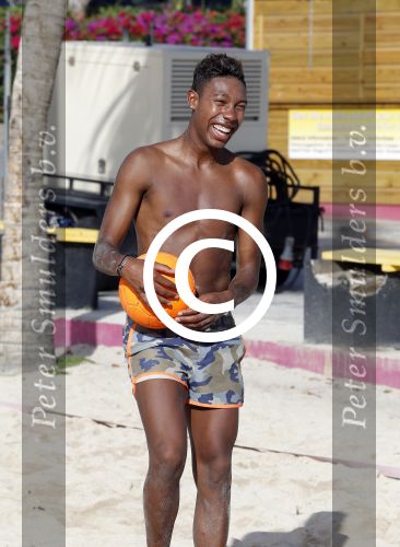 Curacao, 27 December 2015
Jean Paul Boetius (FC Basel) samen met Kenny Tete (Ajax), Terence Kongolo (Feyenoord), Rodney Kongolo (Manchester City) en Jody Lukoki (SC Cambuur) op het strand aan het voetballen