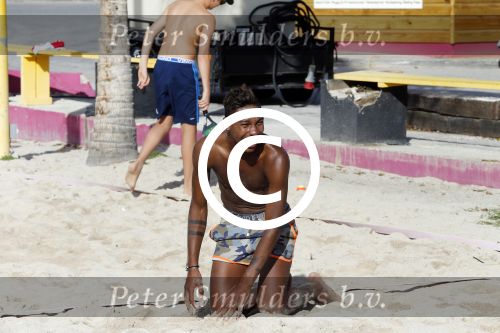 Curacao, 27 December 2015
Jean Paul Boetius (FC Basel) samen met Kenny Tete (Ajax), Terence Kongolo (Feyenoord), Rodney Kongolo (Manchester City) en Jody Lukoki (SC Cambuur) op het strand aan het voetballen