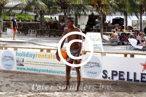 Curacao, 27 December 2015
Jean Paul Boetius (FC Basel) samen met Kenny Tete (Ajax), Terence Kongolo (Feyenoord), Rodney Kongolo (Manchester City) en Jody Lukoki (SC Cambuur) op het strand aan het voetballen
