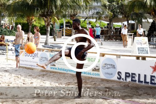 Curacao, 27 December 2015
Jean Paul Boetius (FC Basel) samen met Kenny Tete (Ajax), Terence Kongolo (Feyenoord), Rodney Kongolo (Manchester City) en Jody Lukoki (SC Cambuur) op het strand aan het voetballen