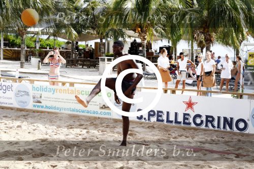 Curacao, 27 December 2015
Jean Paul Boetius (FC Basel) samen met Kenny Tete (Ajax), Terence Kongolo (Feyenoord), Rodney Kongolo (Manchester City) en Jody Lukoki (SC Cambuur) op het strand aan het voetballen