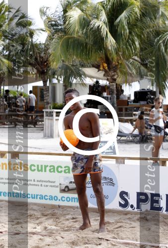 Curacao, 27 December 2015
Jean Paul Boetius (FC Basel) samen met Kenny Tete (Ajax), Terence Kongolo (Feyenoord), Rodney Kongolo (Manchester City) en Jody Lukoki (SC Cambuur) op het strand aan het voetballen