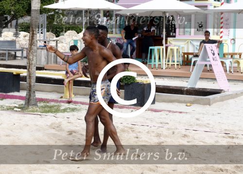 Curacao, 27 December 2015
Jean Paul Boetius (FC Basel) samen met Kenny Tete (Ajax), Terence Kongolo (Feyenoord), Rodney Kongolo (Manchester City) en Jody Lukoki (SC Cambuur) op het strand aan het voetballen