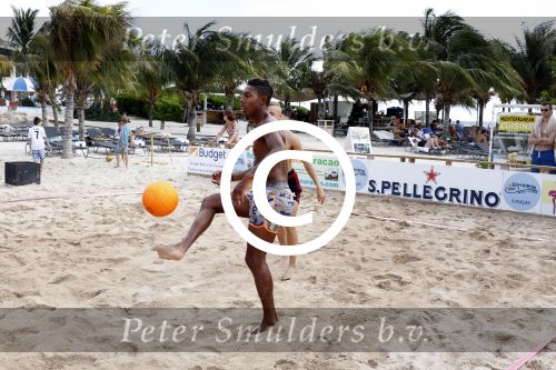 Curacao, 27 December 2015
Jean Paul Boetius (FC Basel) samen met Kenny Tete (Ajax), Terence Kongolo (Feyenoord), Rodney Kongolo (Manchester City) en Jody Lukoki (SC Cambuur) op het strand aan het voetballen