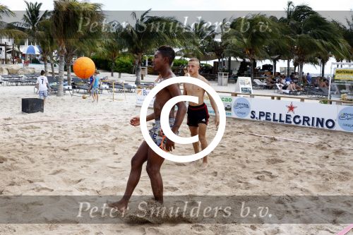 Curacao, 27 December 2015
Jean Paul Boetius (FC Basel) samen met Kenny Tete (Ajax), Terence Kongolo (Feyenoord), Rodney Kongolo (Manchester City) en Jody Lukoki (SC Cambuur) op het strand aan het voetballen