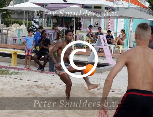 Curacao, 27 December 2015
Jean Paul Boetius (FC Basel) samen met Kenny Tete (Ajax), Terence Kongolo (Feyenoord), Rodney Kongolo (Manchester City) en Jody Lukoki (SC Cambuur) op het strand aan het voetballen