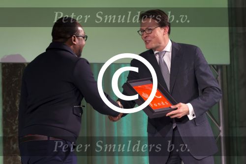 Koninklijke Familie bij uitreiking Prins Claus Prijs 2015 in het Koninklijk Paleis op de Dam. De Prins Claus Prijzen worden door het Prins Claus Fonds voor Cultuur en Ontwikkeling sinds 1997 jaarlijks toegekend aan kunstenaars, denkers en culturele organisaties. 

Royal Family at ceremony Prince Claus Award in 2015 at the Royal Palace on Dam Square. The Prince Claus Awards are presented by the Prince Claus Fund for Culture and Development since 1997 awarded annually to artists, thinkers and cultural organizations.

OP de foto / On the photo:  Jean-Pierre Bekolo (Kameroen, 1966), filmmaker