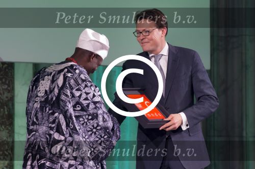 Koninklijke Familie bij uitreiking Prins Claus Prijs 2015 in het Koninklijk Paleis op de Dam. De Prins Claus Prijzen worden door het Prins Claus Fonds voor Cultuur en Ontwikkeling sinds 1997 jaarlijks toegekend aan kunstenaars, denkers en culturele organisaties. 

Royal Family at ceremony Prince Claus Award in 2015 at the Royal Palace on Dam Square. The Prince Claus Awards are presented by the Prince Claus Fund for Culture and Development since 1997 awarded annually to artists, thinkers and cultural organizations.

OP de foto / On the photo:  Jelili Atiku (Nigeria, 1968), performancekunstenaar