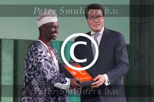 Koninklijke Familie bij uitreiking Prins Claus Prijs 2015 in het Koninklijk Paleis op de Dam. De Prins Claus Prijzen worden door het Prins Claus Fonds voor Cultuur en Ontwikkeling sinds 1997 jaarlijks toegekend aan kunstenaars, denkers en culturele organisaties. 

Royal Family at ceremony Prince Claus Award in 2015 at the Royal Palace on Dam Square. The Prince Claus Awards are presented by the Prince Claus Fund for Culture and Development since 1997 awarded annually to artists, thinkers and cultural organizations.

OP de foto / On the photo:  Jelili Atiku (Nigeria, 1968), performancekunstenaar