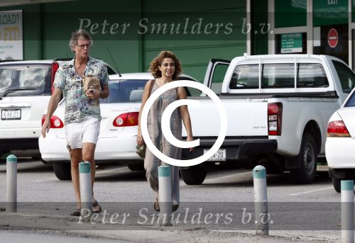 Curacao 22 december 2015
Jeroen Pauw en zijn vriendin Nimet Groeneweg gaan een matras/bed kopen voor in hun huis wat ze afgelopen jaar op Curacao gekocht hebben.
