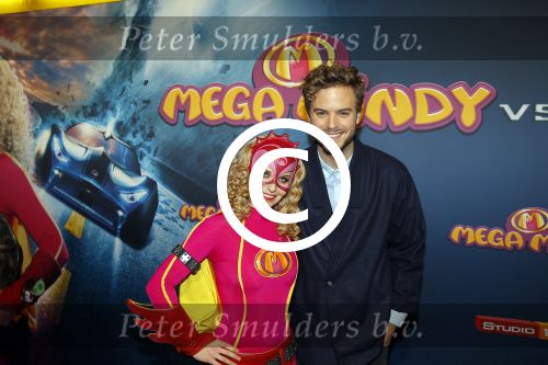 Amsterdam 9 decmber 2015
Premiere Mega Mindy met oa Jim Bakkum en Free Souffriau in pathe arena.
Jim met Bettina Berger en hun zoon.