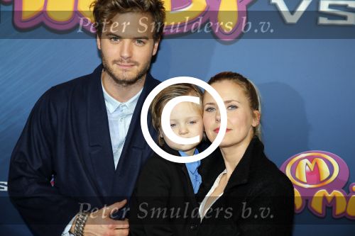 Amsterdam 9 decmber 2015
Premiere Mega Mindy met oa Jim Bakkum en Frou Souffriau in pathe arena.
Jim met Bettina Berger en hun zoon.