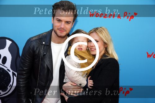 Amsterdam 17 januari 2016
Premiere Woezel en Pip in Tuschinski. Jim Bakkum met Bettina Holwerda en hun zoon