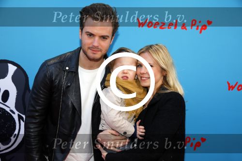 Amsterdam 17 januari 2016
Premiere Woezel en Pip in Tuschinski. Jim Bakkum met Bettina Holwerda en hun zoon