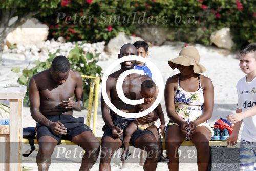 Curacao, 27 December 2015
Jean Paul Boetius (FC Basel) samen met Kenny Tete (Ajax), Terence Kongolo (Feyenoord), Rodney Kongolo (Manchester City) en Jody Lukoki (SC Cambuur) op het strand aan het voetballen