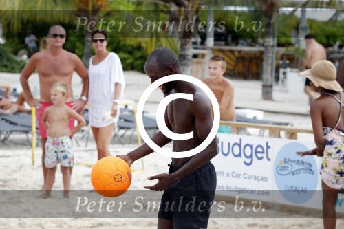 Curacao, 27 December 2015
Jean Paul Boetius (FC Basel) samen met Kenny Tete (Ajax), Terence Kongolo (Feyenoord), Rodney Kongolo (Manchester City) en Jody Lukoki (SC Cambuur) op het strand aan het voetballen