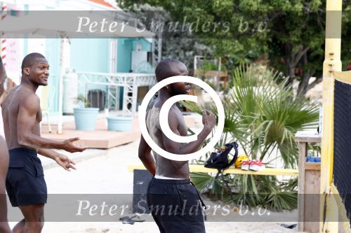 Curacao, 27 December 2015
Jean Paul Boetius (FC Basel) samen met Kenny Tete (Ajax), Terence Kongolo (Feyenoord), Rodney Kongolo (Manchester City) en Jody Lukoki (SC Cambuur) op het strand aan het voetballen