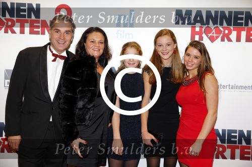 Amsterdam 14 december 2015
Premiere manneharten 2 in het nieuwe de la mar theater met als cast,
Barry Atsma Daan Schuurmans Jeroen Spitzenberger Fabian JansenMingus Dagelet Katja Herbers Hadewych Minis Jelka v Houten Liliana de Vries Maartje v d Wetering Barbara Sloesen Bo Maerten en Annick Boer. Joris Gommers met gezin