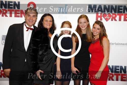 Amsterdam 14 december 2015
Premiere manneharten 2 in het nieuwe de la mar theater met als cast,
Barry Atsma Daan Schuurmans Jeroen Spitzenberger Fabian JansenMingus Dagelet Katja Herbers Hadewych Minis Jelka v Houten Liliana de Vries Maartje v d Wetering Barbara Sloesen Bo Maerten en Annick Boer. Joris Gommers met gezin