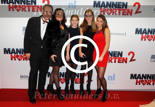 Amsterdam 14 december 2015
Premiere manneharten 2 in het nieuwe de la mar theater met als cast,
Barry Atsma Daan Schuurmans Jeroen Spitzenberger Fabian JansenMingus Dagelet Katja Herbers Hadewych Minis Jelka v Houten Liliana de Vries Maartje v d Wetering Barbara Sloesen Bo Maerten en Annick Boer. Joris Gommers met gezin
