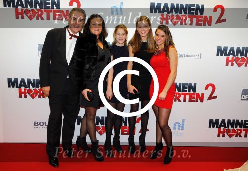 Amsterdam 14 december 2015
Premiere manneharten 2 in het nieuwe de la mar theater met als cast,
Barry Atsma Daan Schuurmans Jeroen Spitzenberger Fabian JansenMingus Dagelet Katja Herbers Hadewych Minis Jelka v Houten Liliana de Vries Maartje v d Wetering Barbara Sloesen Bo Maerten en Annick Boer. Joris Gommers met gezin