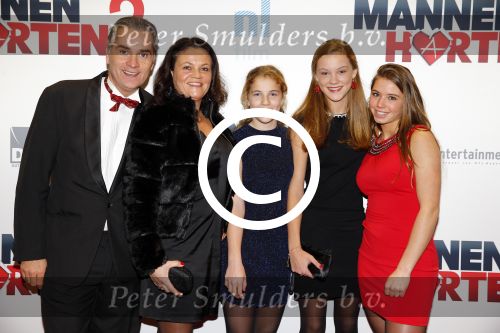 Amsterdam 14 december 2015
Premiere manneharten 2 in het nieuwe de la mar theater met als cast,
Barry Atsma Daan Schuurmans Jeroen Spitzenberger Fabian JansenMingus Dagelet Katja Herbers Hadewych Minis Jelka v Houten Liliana de Vries Maartje v d Wetering Barbara Sloesen Bo Maerten en Annick Boer. Joris Gommers met gezin