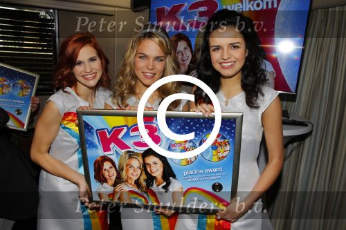 Rotterdam 17 december 2015 
Presentatie nieuwe cd K3. K3 in nieuwe samenstelling zijn  Hanne, Marthe en Klaasje meteen de studio in gedoken. Dit heeft geresulteerd in 10.000 luchtballonnen! Deze dubbel cd bevat Ã©Ã©n cd met gloednieuwe K3-nummers en een best of met de 12 grootste hits uit de K3-geschiedenis! 
Marthe De Pillecyn
Hanne Verbruggen
Klaasje Meijer