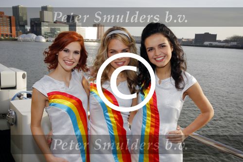 Rotterdam 17 december 2015 
Presentatie nieuwe cd K3. K3 in nieuwe samenstelling zijn  Hanne, Marthe en Klaasje meteen de studio in gedoken. Dit heeft geresulteerd in 10.000 luchtballonnen! Deze dubbel cd bevat Ã©Ã©n cd met gloednieuwe K3-nummers en een best of met de 12 grootste hits uit de K3-geschiedenis! 
Marthe De Pillecyn
Hanne Verbruggen
Klaasje Meijer