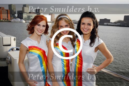 Rotterdam 17 december 2015 
Presentatie nieuwe cd K3. K3 in nieuwe samenstelling zijn  Hanne, Marthe en Klaasje meteen de studio in gedoken. Dit heeft geresulteerd in 10.000 luchtballonnen! Deze dubbel cd bevat Ã©Ã©n cd met gloednieuwe K3-nummers en een best of met de 12 grootste hits uit de K3-geschiedenis! 
Marthe De Pillecyn
Hanne Verbruggen
Klaasje Meijer