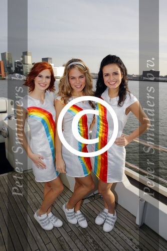 Rotterdam 17 december 2015 
Presentatie nieuwe cd K3. K3 in nieuwe samenstelling zijn  Hanne, Marthe en Klaasje meteen de studio in gedoken. Dit heeft geresulteerd in 10.000 luchtballonnen! Deze dubbel cd bevat Ã©Ã©n cd met gloednieuwe K3-nummers en een best of met de 12 grootste hits uit de K3-geschiedenis! 
Marthe De Pillecyn
Hanne Verbruggen
Klaasje Meijer
