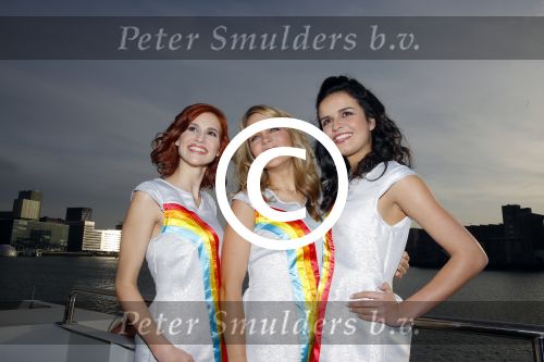 Rotterdam 17 december 2015 
Presentatie nieuwe cd K3. K3 in nieuwe samenstelling zijn  Hanne, Marthe en Klaasje meteen de studio in gedoken. Dit heeft geresulteerd in 10.000 luchtballonnen! Deze dubbel cd bevat Ã©Ã©n cd met gloednieuwe K3-nummers en een best of met de 12 grootste hits uit de K3-geschiedenis! 
Marthe De Pillecyn
Hanne Verbruggen
Klaasje Meijer