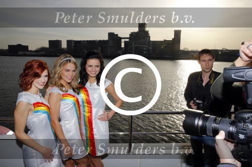 Rotterdam 17 december 2015 
Presentatie nieuwe cd K3. K3 in nieuwe samenstelling zijn  Hanne, Marthe en Klaasje meteen de studio in gedoken. Dit heeft geresulteerd in 10.000 luchtballonnen! Deze dubbel cd bevat Ã©Ã©n cd met gloednieuwe K3-nummers en een best of met de 12 grootste hits uit de K3-geschiedenis! 
Marthe De Pillecyn
Hanne Verbruggen
Klaasje Meijer