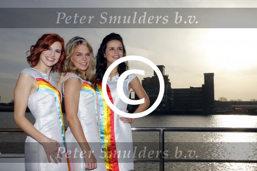 Rotterdam 17 december 2015 
Presentatie nieuwe cd K3. K3 in nieuwe samenstelling zijn  Hanne, Marthe en Klaasje meteen de studio in gedoken. Dit heeft geresulteerd in 10.000 luchtballonnen! Deze dubbel cd bevat Ã©Ã©n cd met gloednieuwe K3-nummers en een best of met de 12 grootste hits uit de K3-geschiedenis! 
Marthe De Pillecyn
Hanne Verbruggen
Klaasje Meijer