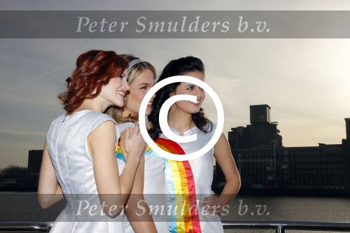 Rotterdam 17 december 2015 
Presentatie nieuwe cd K3. K3 in nieuwe samenstelling zijn  Hanne, Marthe en Klaasje meteen de studio in gedoken. Dit heeft geresulteerd in 10.000 luchtballonnen! Deze dubbel cd bevat Ã©Ã©n cd met gloednieuwe K3-nummers en een best of met de 12 grootste hits uit de K3-geschiedenis! 
Marthe De Pillecyn
Hanne Verbruggen
Klaasje Meijer