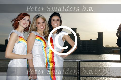 Rotterdam 17 december 2015 
Presentatie nieuwe cd K3. K3 in nieuwe samenstelling zijn  Hanne, Marthe en Klaasje meteen de studio in gedoken. Dit heeft geresulteerd in 10.000 luchtballonnen! Deze dubbel cd bevat Ã©Ã©n cd met gloednieuwe K3-nummers en een best of met de 12 grootste hits uit de K3-geschiedenis! 
Marthe De Pillecyn
Hanne Verbruggen
Klaasje Meijer