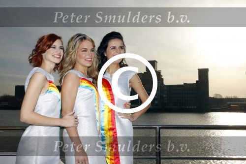 Rotterdam 17 december 2015 
Presentatie nieuwe cd K3. K3 in nieuwe samenstelling zijn  Hanne, Marthe en Klaasje meteen de studio in gedoken. Dit heeft geresulteerd in 10.000 luchtballonnen! Deze dubbel cd bevat Ã©Ã©n cd met gloednieuwe K3-nummers en een best of met de 12 grootste hits uit de K3-geschiedenis! 
Marthe De Pillecyn
Hanne Verbruggen
Klaasje Meijer