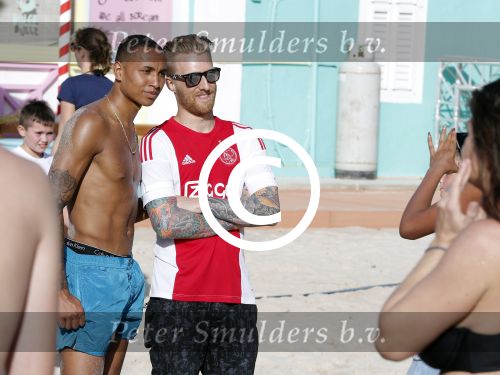 Curacao, 27 December 2015
Jean Paul Boetius (FC Basel) samen met Kenny Tete (Ajax), Terence Kongolo (Feyenoord), Rodney Kongolo (Manchester City) en Jody Lukoki (SC Cambuur) op het strand aan het voetballen