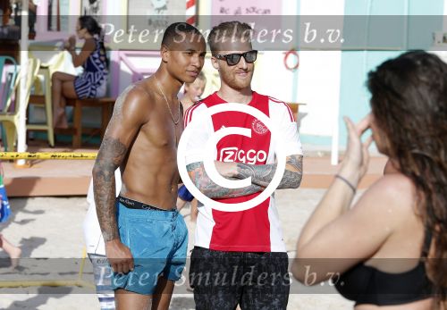Curacao, 27 December 2015
Jean Paul Boetius (FC Basel) samen met Kenny Tete (Ajax), Terence Kongolo (Feyenoord), Rodney Kongolo (Manchester City) en Jody Lukoki (SC Cambuur) op het strand aan het voetballen