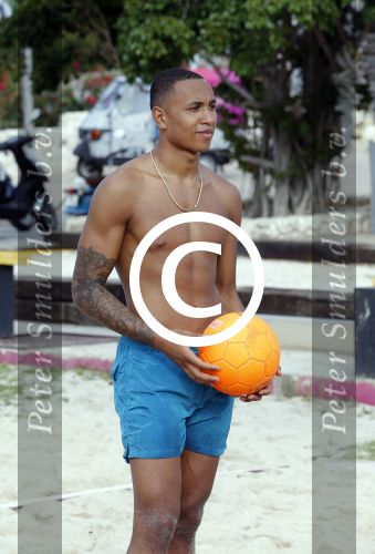 Curacao, 27 December 2015
Jean Paul Boetius (FC Basel) samen met Kenny Tete (Ajax), Terence Kongolo (Feyenoord), Rodney Kongolo (Manchester City) en Jody Lukoki (SC Cambuur) op het strand aan het voetballen