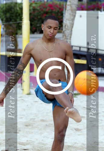 Curacao, 27 December 2015
Jean Paul Boetius (FC Basel) samen met Kenny Tete (Ajax), Terence Kongolo (Feyenoord), Rodney Kongolo (Manchester City) en Jody Lukoki (SC Cambuur) op het strand aan het voetballen