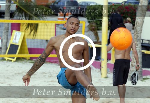 Curacao, 27 December 2015
Jean Paul Boetius (FC Basel) samen met Kenny Tete (Ajax), Terence Kongolo (Feyenoord), Rodney Kongolo (Manchester City) en Jody Lukoki (SC Cambuur) op het strand aan het voetballen