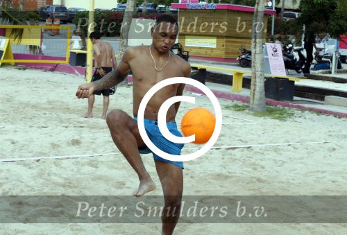 Curacao, 27 December 2015
Jean Paul Boetius (FC Basel) samen met Kenny Tete (Ajax), Terence Kongolo (Feyenoord), Rodney Kongolo (Manchester City) en Jody Lukoki (SC Cambuur) op het strand aan het voetballen