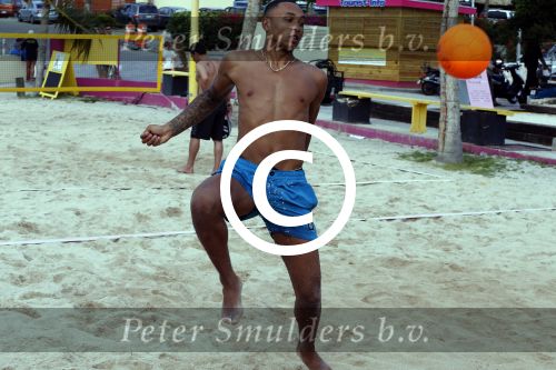 Curacao, 27 December 2015
Jean Paul Boetius (FC Basel) samen met Kenny Tete (Ajax), Terence Kongolo (Feyenoord), Rodney Kongolo (Manchester City) en Jody Lukoki (SC Cambuur) op het strand aan het voetballen