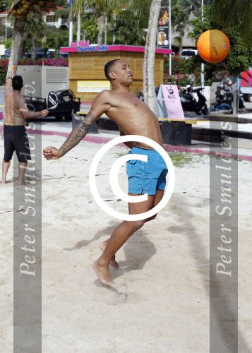 Curacao, 27 December 2015
Jean Paul Boetius (FC Basel) samen met Kenny Tete (Ajax), Terence Kongolo (Feyenoord), Rodney Kongolo (Manchester City) en Jody Lukoki (SC Cambuur) op het strand aan het voetballen