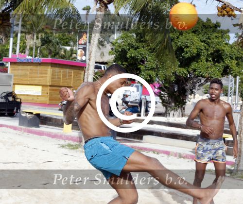 Curacao, 27 December 2015
Jean Paul Boetius (FC Basel) samen met Kenny Tete (Ajax), Terence Kongolo (Feyenoord), Rodney Kongolo (Manchester City) en Jody Lukoki (SC Cambuur) op het strand aan het voetballen