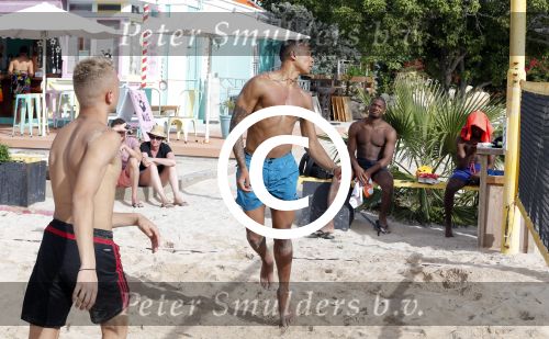 Curacao, 27 December 2015
Jean Paul Boetius (FC Basel) samen met Kenny Tete (Ajax), Terence Kongolo (Feyenoord), Rodney Kongolo (Manchester City) en Jody Lukoki (SC Cambuur) op het strand aan het voetballen