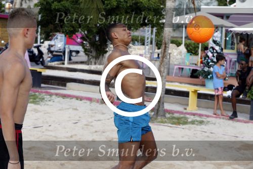 Curacao, 27 December 2015
Jean Paul Boetius (FC Basel) samen met Kenny Tete (Ajax), Terence Kongolo (Feyenoord), Rodney Kongolo (Manchester City) en Jody Lukoki (SC Cambuur) op het strand aan het voetballen